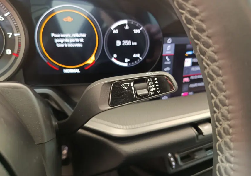 Gros plan sur la manette d’essuie-glace et le tableau de bord numérique d’une Porsche 911 Carrera 4S Coupé 2019.