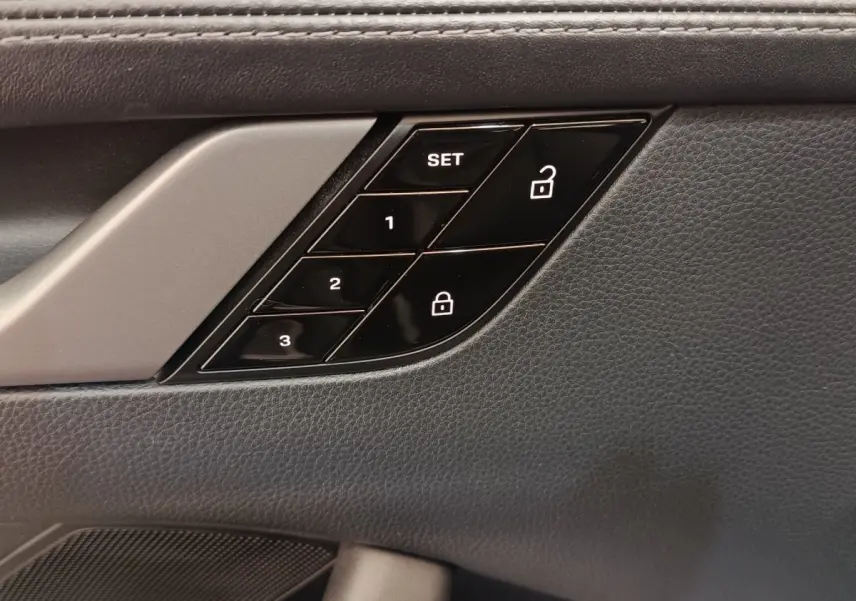 Boutons de réglage mémoire des sièges et verrouillage sur la porte côté conducteur d'une Porsche 911 Carrera 4S Coupé gris foncé de 2019.