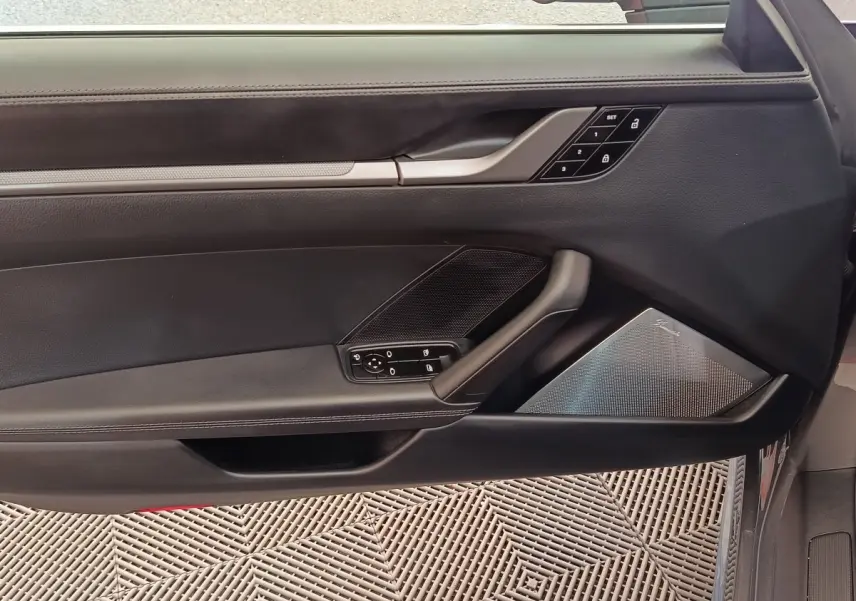 Détail de la porte côté gauche de la Porsche 911 Carrera 4S Coupé 2019 avec garniture noire et haut-parleur Burmester intégré.