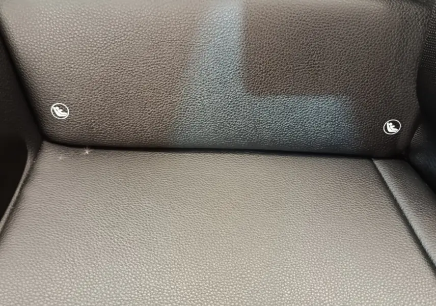 Détail des fixations Isofix sur la banquette arrière en cuir noir de la Porsche 911 Carrera 4S Coupé 2019.