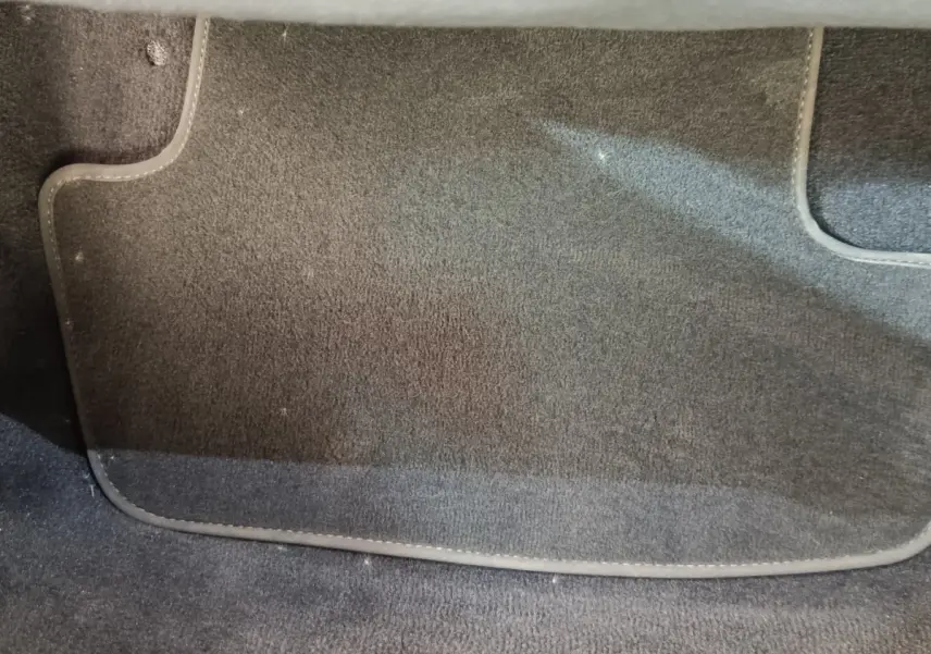 Tapis de sol gris foncé en tissu dans l'habitacle d'une Porsche 911 Carrera 4S Coupé 2019.
