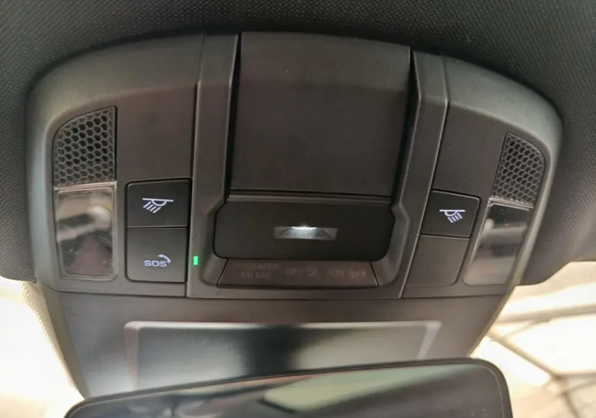 Vue en gros plan du plafonnier noir avec commandes d'éclairage et bouton SOS dans une Porsche 911 Carrera 4S Coupé gris foncé 2019.