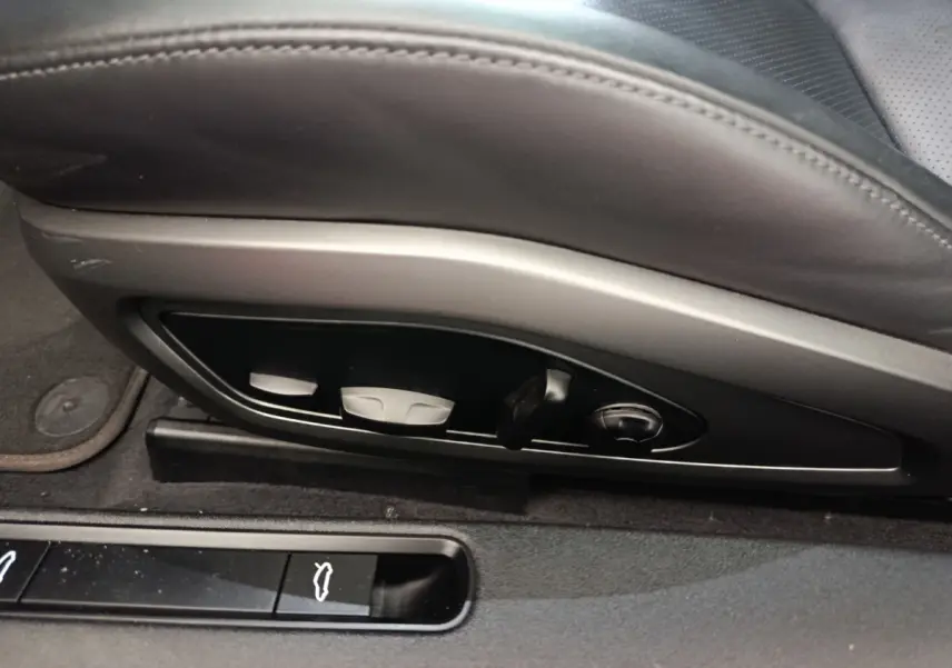 Commandes électriques des réglages du siège en cuir noir côté conducteur dans une Porsche 911 Carrera 4S Coupé 2019.