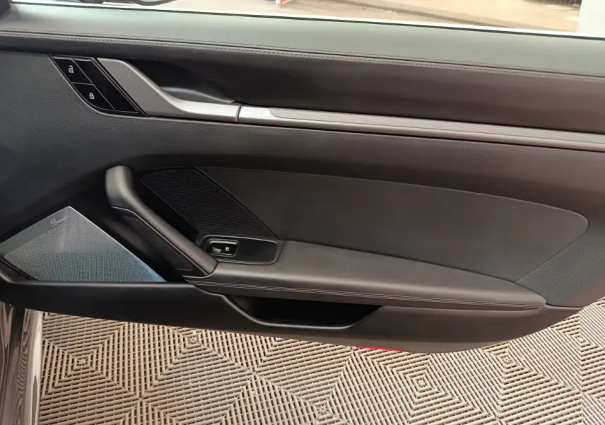 Intérieur côté gauche de la porte d'une Porsche 911 Carrera 4S Coupé 2019, garniture noire avec haut-parleur Burmester.
