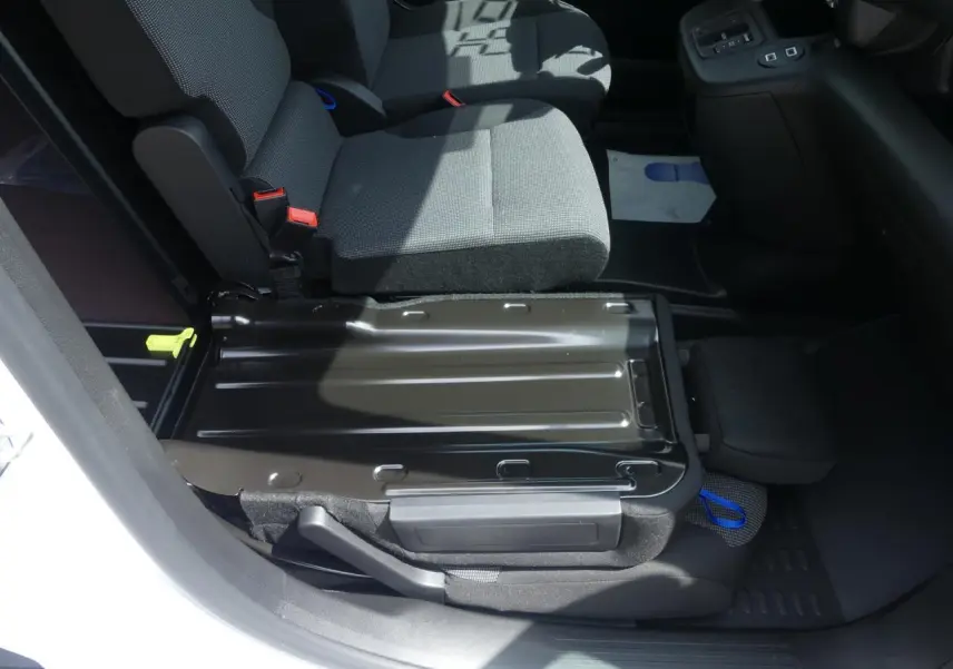 Vue intérieure côté droit du siège passager rabattable avec tablette écritoire du Peugeot Partner blanc 2025.