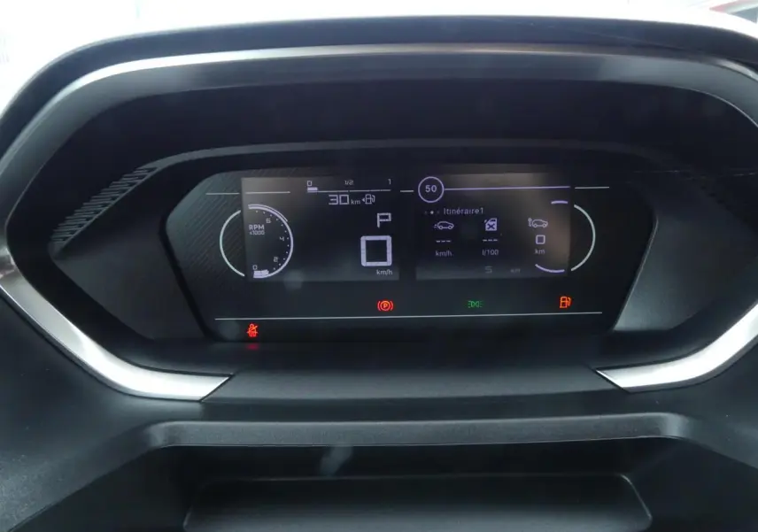 Affichage numérique du tableau de bord du Peugeot Partner blanc 2025, montrant la vitesse à 0 km/h et indicateurs allumés.