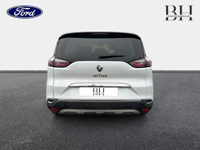Vue arrière d'un Renault Espace blanc Glacier version Initiale Paris avec feux LED et lunette arrière surteintée.