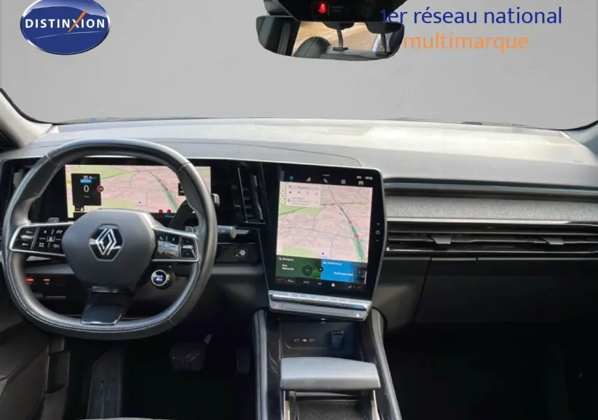 Vue intérieure du tableau de bord du Renault Espace 2024 gris schiste, avec écran tactile central et volant multifonction.