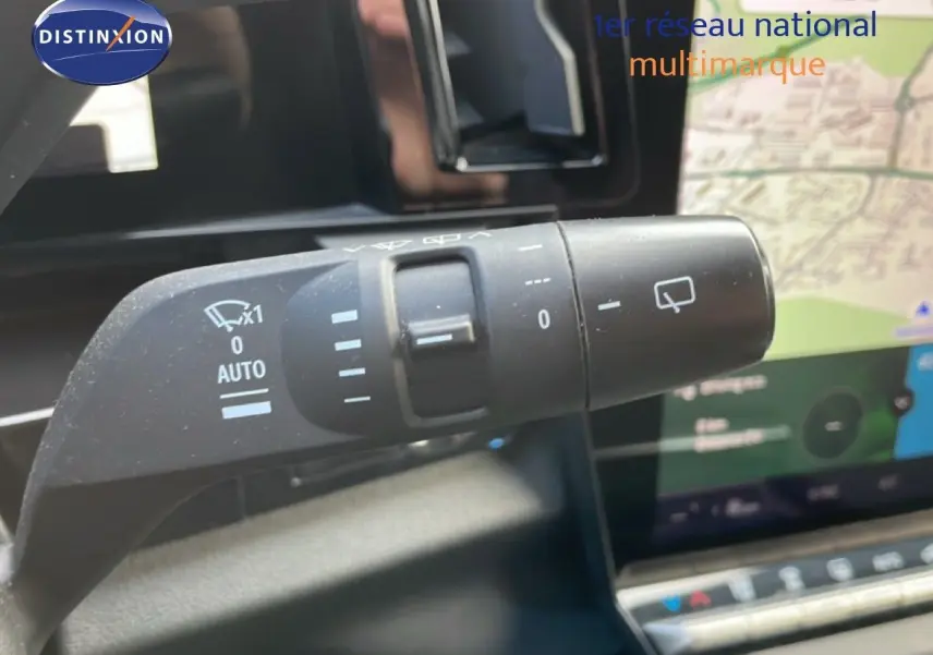 Gros plan sur la commande d’essuie-glace du Renault Espace gris, avec écran tactile et carte visible en arrière-plan.