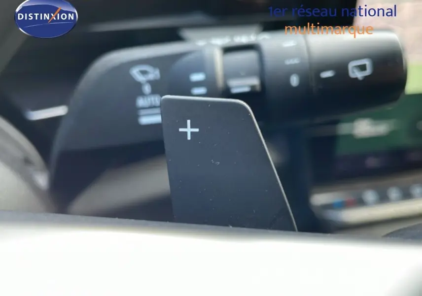 Gros plan sur la palette de changement de vitesse "+" dans l'habitacle du Renault Espace gris schiste 2024.