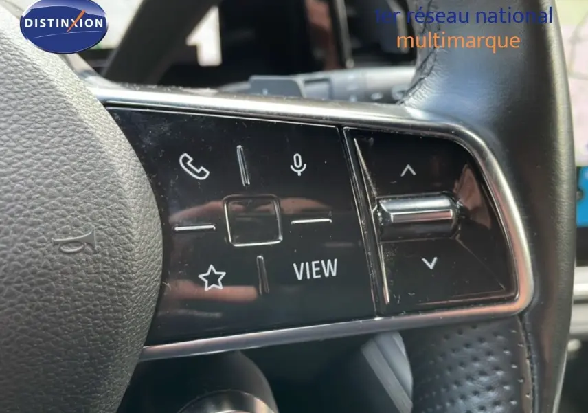 Gros plan sur les commandes multifonctions en plastique noir brillant du volant du Renault Espace gris schiste 2024.