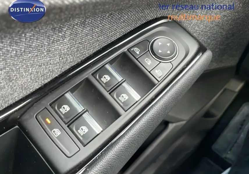 Gros plan sur les commandes des vitres électriques côté conducteur du Renault Espace gris schiste, intérieur tissu noir.