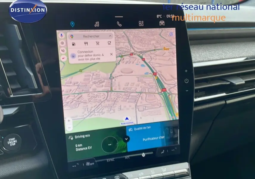 Écran tactile central du tableau de bord du Renault Espace 2024, affichant la navigation et les réglages climatiques.