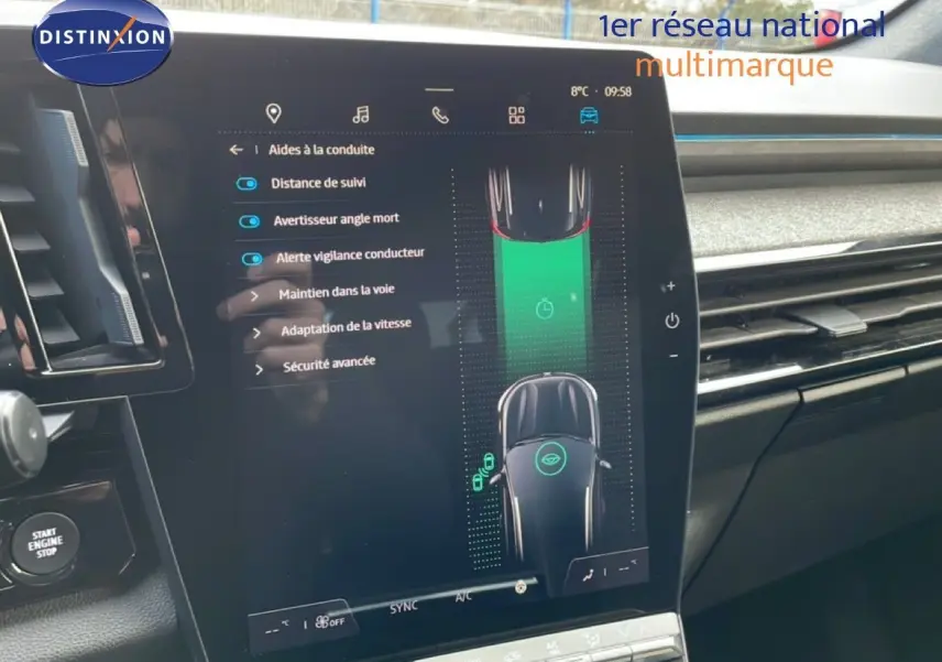 Écran tactile central du Renault Espace 2024 affichant les aides à la conduite, intérieur noir moderne.
