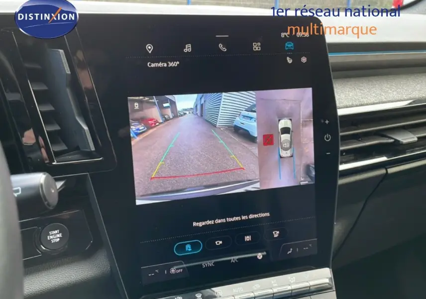 Vue rapprochée de l’écran central du Renault Espace 2024 gris schiste, affichant la caméra 360° en marche.