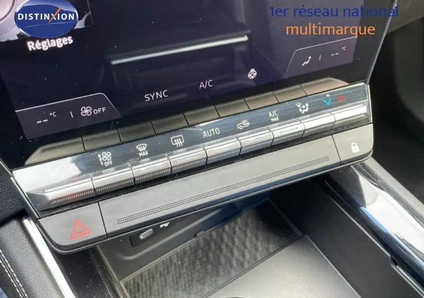 Vue rapprochée de la console centrale du Renault Espace 2024, mettant en valeur les commandes de climatisation et l'écran tactile.