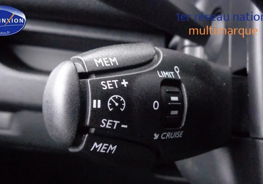 Gros plan sur la commande de régulateur de vitesse du Peugeot Expert Long gris Artense 2023, intérieur noir.