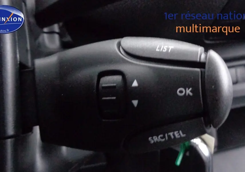 Gros plan sur la commande au volant du Peugeot Expert Long gris Artense, montrant les boutons LIST, OK et SRC/TEL.