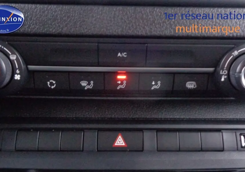 Tableau de bord du Peugeot Expert Long 2023 montrant les commandes de climatisation et boutons de sécurité en gros plan.