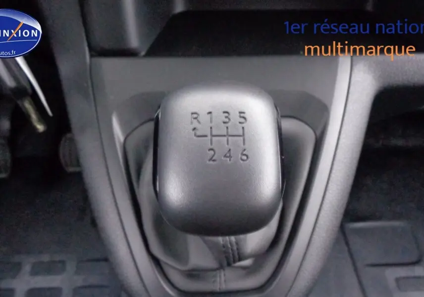 Le levier de vitesses manuel à six rapports du Peugeot Expert Long gris Artsense, vue rapprochée de l'intérieur.