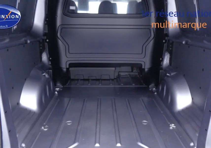 Vue arrière du coffre vide gris Artense métal du Peugeot Expert Cabine Approfondie Long 2023, espace utilitaire spacieux et métallique.