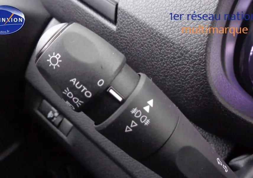 Gros plan sur la commande d'éclairage du Peugeot Expert Long 2023, avec marquages blancs sur fond noir dans l'habitacle.