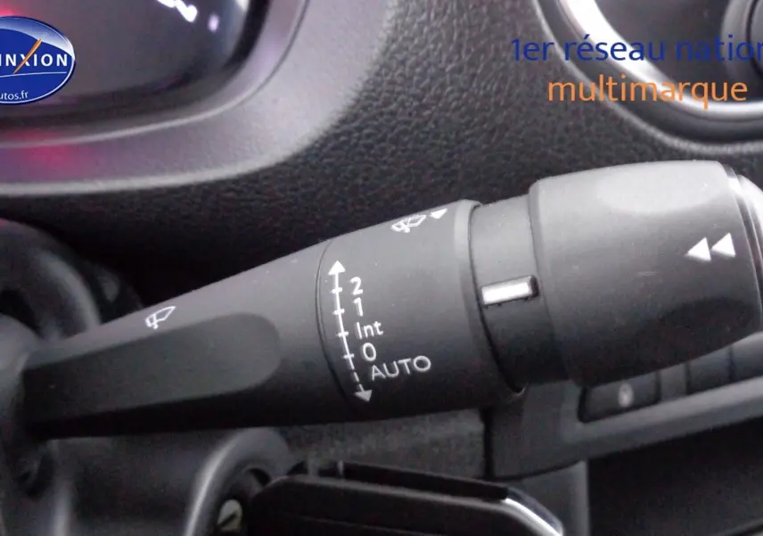 Gros plan sur la commande d'essuie-glace du Peugeot Expert Cabine Approfondie gris Artense 2023, intérieur noir.