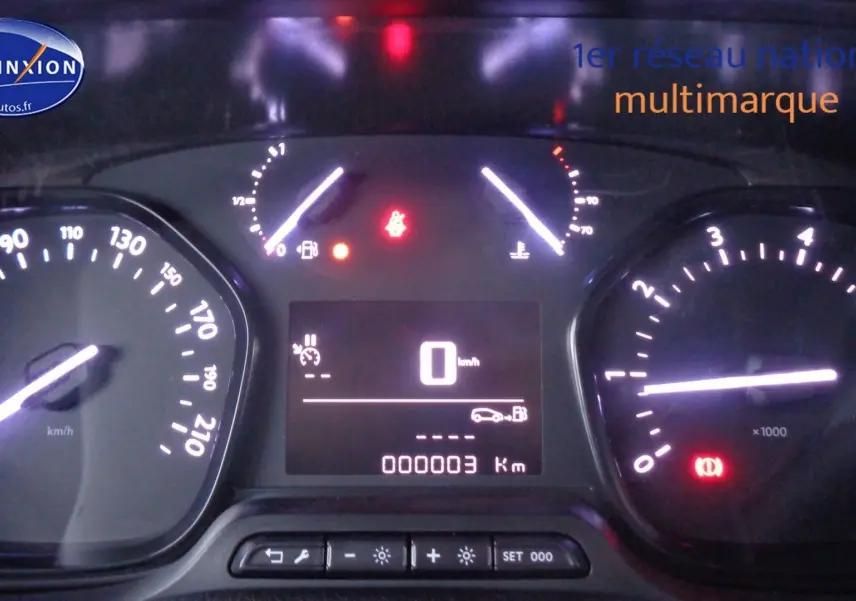 Tableau de bord lumineux du Peugeot Expert Long 2023, affichant 3 km et compte-tours à 1 000 tr/min.