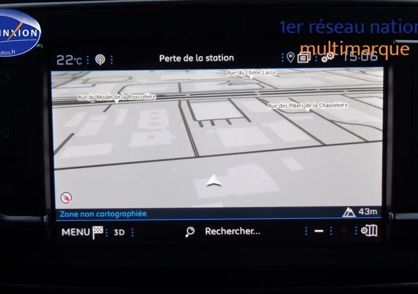 Écran de navigation du Peugeot Expert Cabine Approfondie gris Artense, affichant une carte 3D en intérieur véhicule.