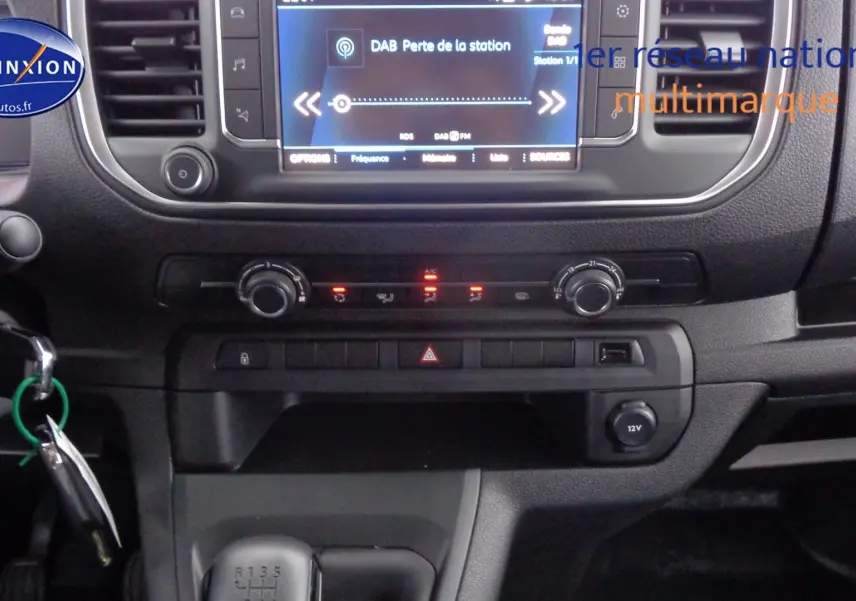 Tableau de bord et console centrale du Peugeot Expert Long 2023 avec écran tactile et levier de vitesses manuel.