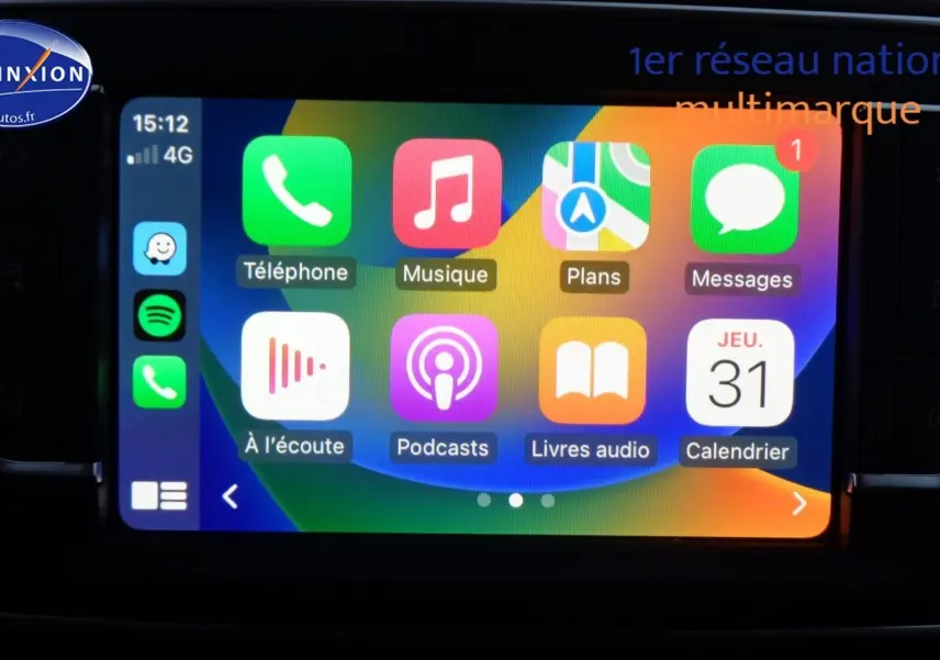Écran tactile multimédia du Peugeot Expert Long 2023 en gris Artense, affichant les applications connectées.