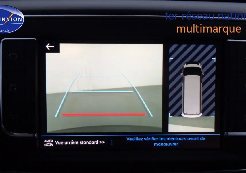 Écran multimédia du Peugeot Expert Long 2023 montrant la caméra de recul et l'affichage 360° en gris Artense métal.