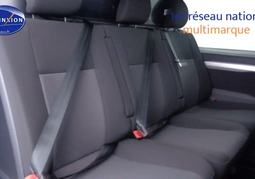 Banquette arrière en tissu gris noir du Peugeot Expert Cabine Approfondie 2023 vue de côté droit intérieur cabine passagers