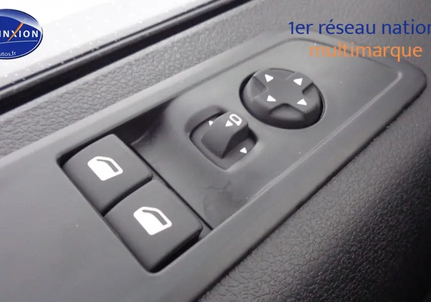 Commandes électriques des vitres et réglage des rétroviseurs sur la porte côté gauche d'un Peugeot Expert gris 2023.