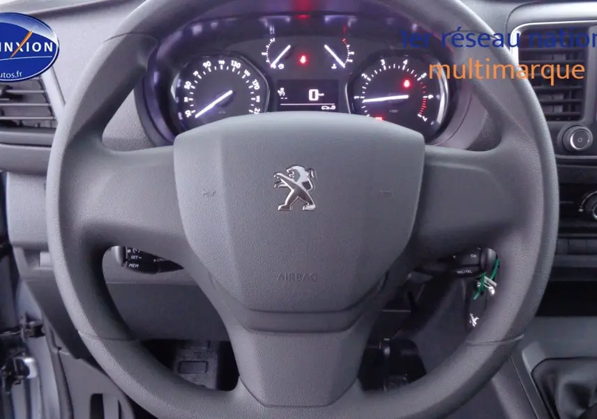 Vue rapprochée du volant et du tableau de bord du Peugeot Expert Cabine Approfondie gris, version 2023 diesel.