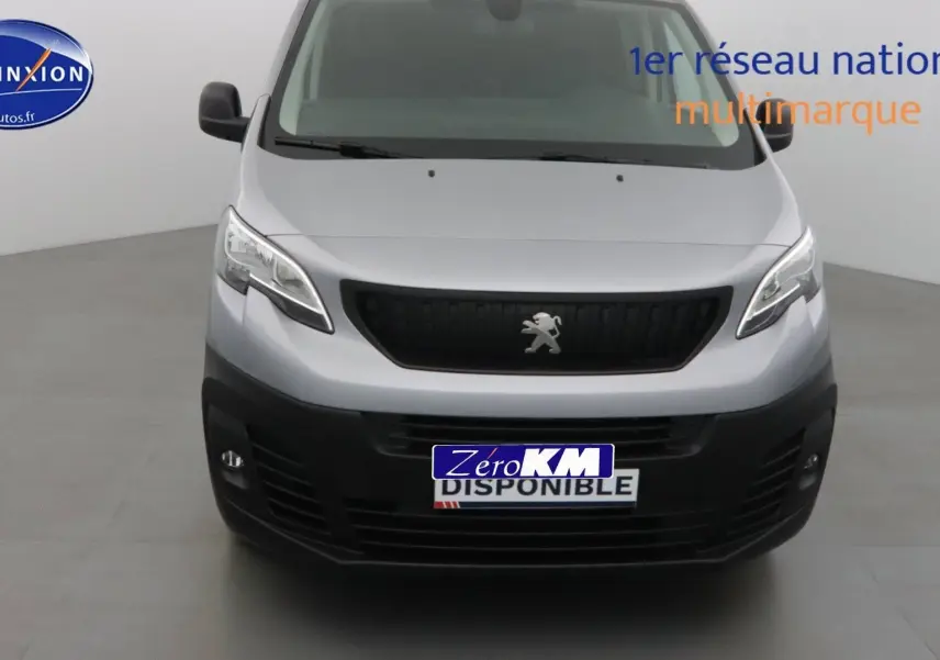 Vue frontale d'un Peugeot Expert Cabine Approfondie gris Artense métal avec calandre noire et pare-chocs noir robuste.