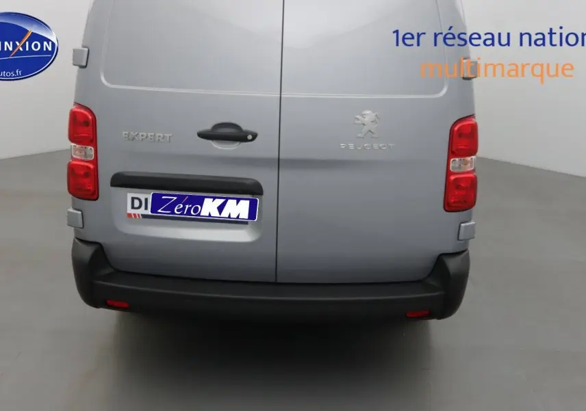 Vue arrière d'un Peugeot Expert cabine approfondie gris Artense métal avec portes battantes fermées dans un studio.