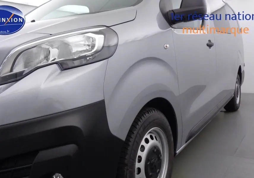 Vue 3/4 avant gauche d’un Peugeot Expert Cabine Approfondie gris Artense métal avec pare-chocs noir et jantes acier.