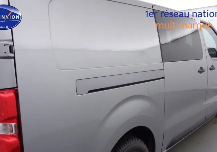 Vue latérale droite d'un Peugeot Expert Cabine Approfondie gris Artense métal, mettant en valeur la porte coulissante et les feux arrière rouges.