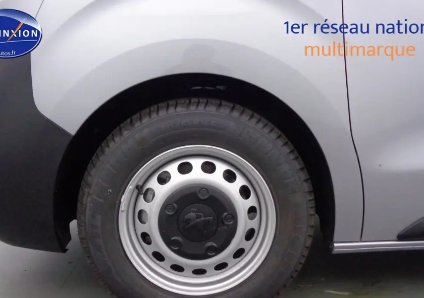 Gros plan sur la roue avant gauche gris Artense métal du Peugeot Expert Cabine Approfondie 2023 avec jante acier simple.