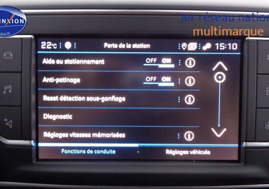 Écran tactile central du Peugeot Expert Long gris Artense, affichant les réglages d'aide à la conduite.