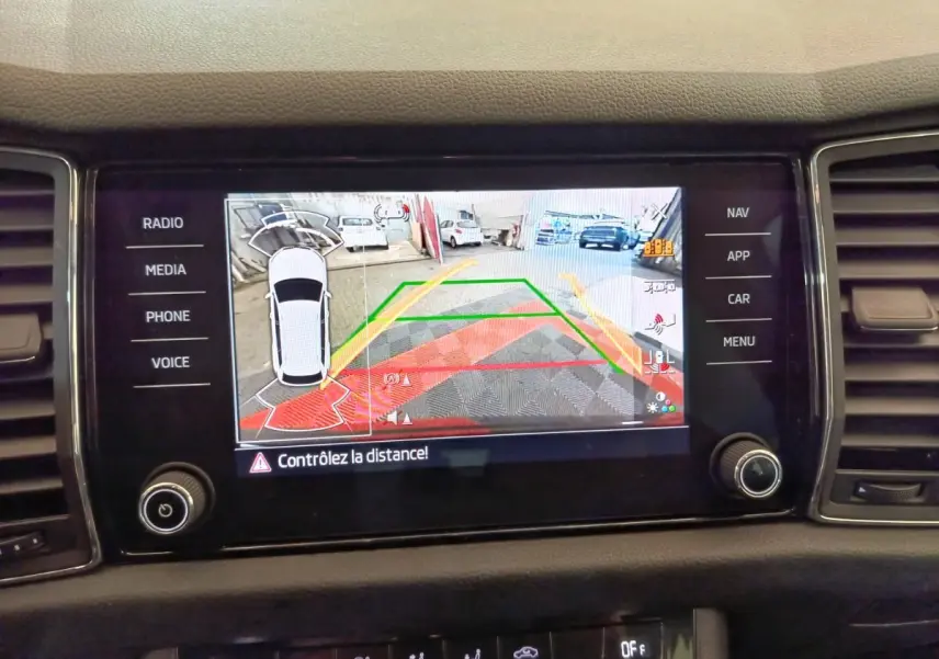 Écran tactile central du Skoda Kodiaq noir 2021 montrant la caméra de recul avec alertes de distance en couleur.