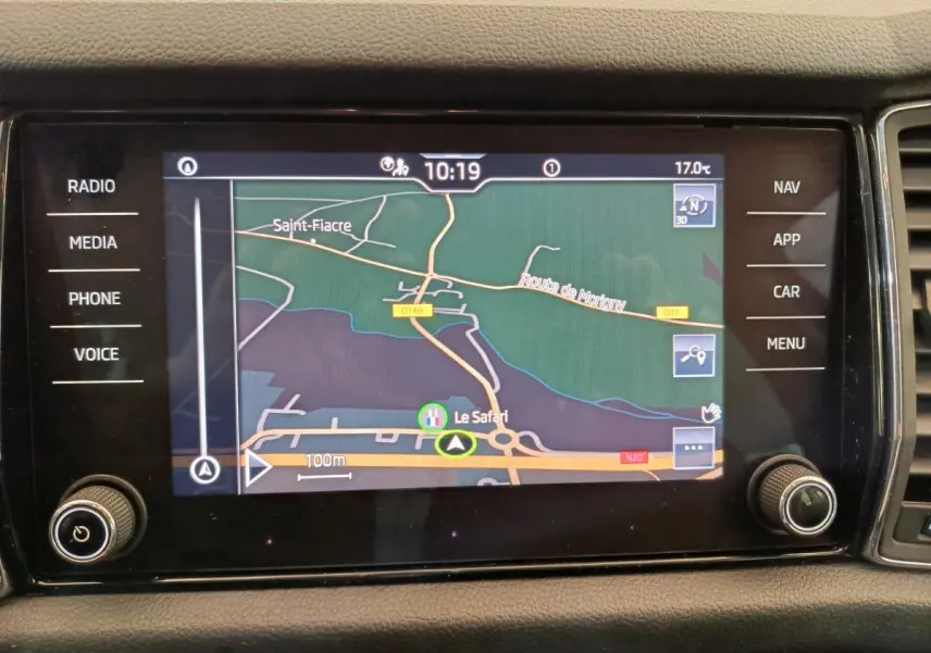 Écran tactile central du tableau de bord du Skoda Kodiaq noir, affichant la navigation GPS en vue 3D.