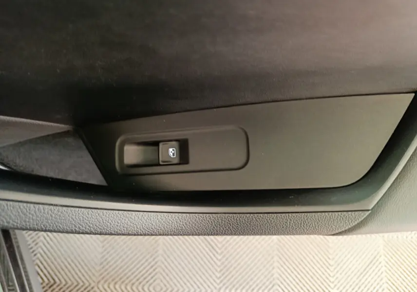 Bouton de commande de vitre sur la porte intérieure côté gauche d'un Skoda Kodiaq noir 2021 finition Ambition