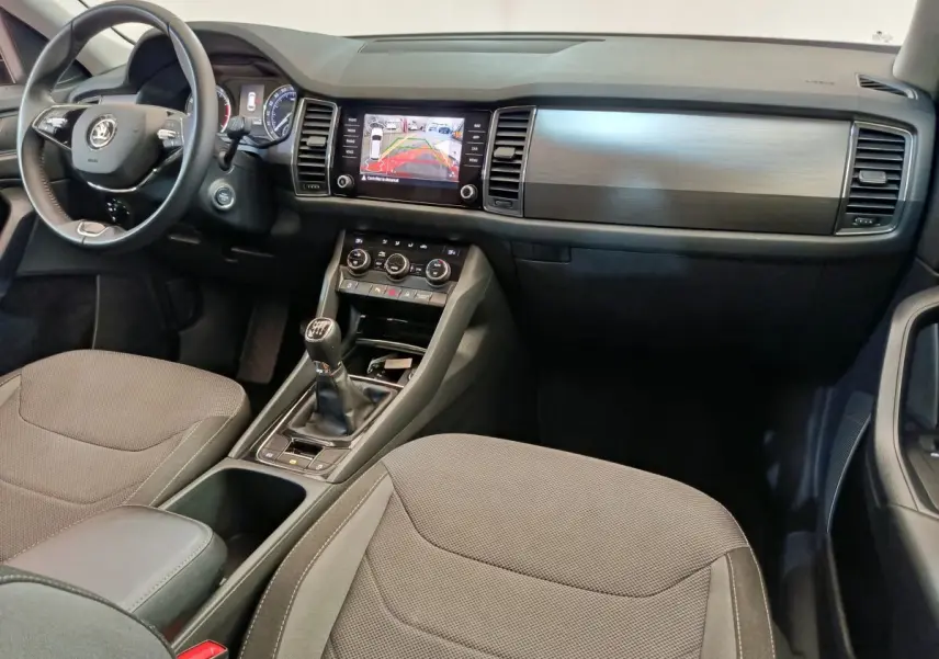 Intérieur du Skoda Kodiaq Ambition 2021, vue avant centrée sur tableau de bord et console avec boîte manuelle.