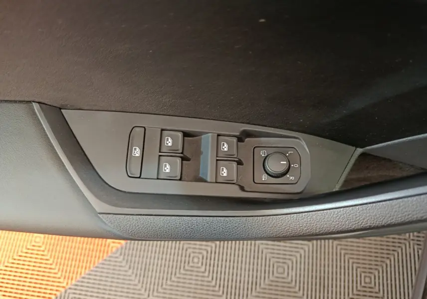 Gros plan sur les commandes des vitres et rétroviseurs côté conducteur du Skoda Kodiaq noir 2021 finition Ambition.