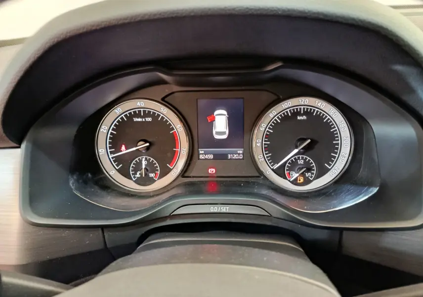 Gros plan sur le tableau de bord du Skoda Kodiaq noir, affichant compte-tours, vitesse et écran central numérique.