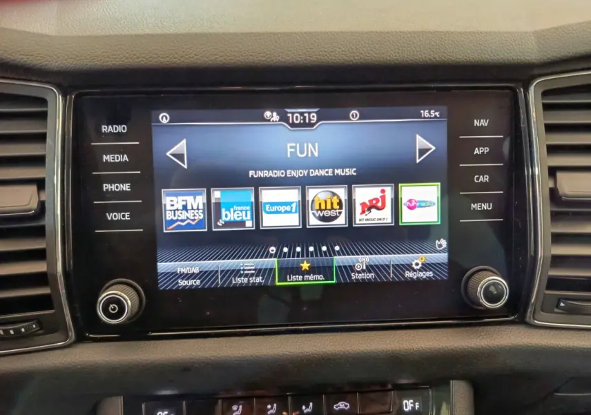 Écran tactile central du tableau de bord du Skoda Kodiaq noir 2021 affichant les stations radio numériques.