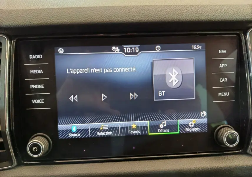 Écran tactile central du tableau de bord du Skoda Kodiaq noir, affichant la connexion Bluetooth inactive.
