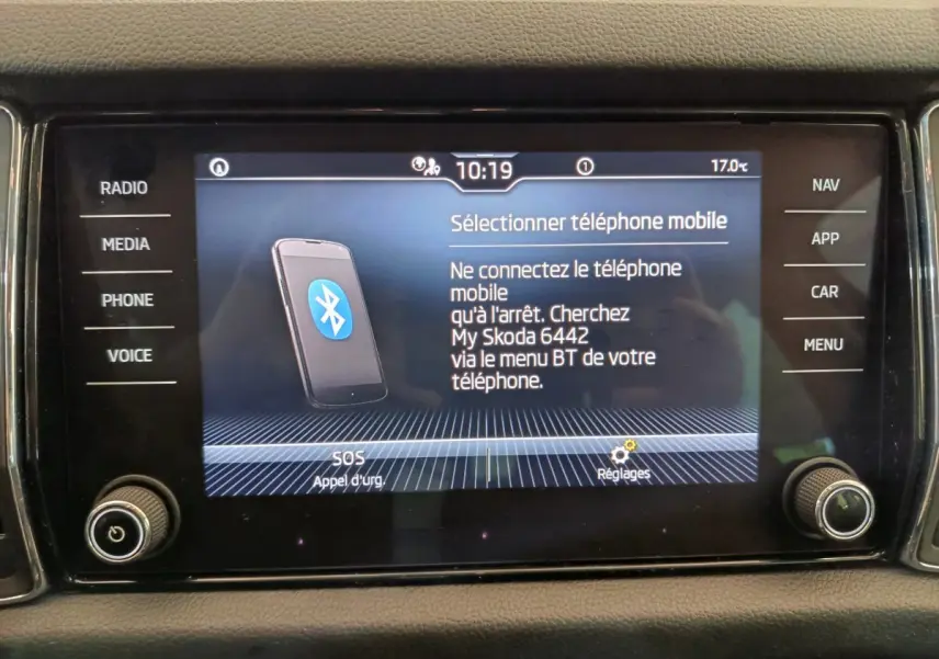 Écran tactile central du Skoda Kodiaq noir 2021 affichant la connexion Bluetooth pour téléphone mobile